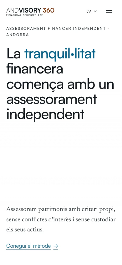 Portada del web d'Andvisory 360: titular gran sobre una foto clara de branques florides (Mòbil)